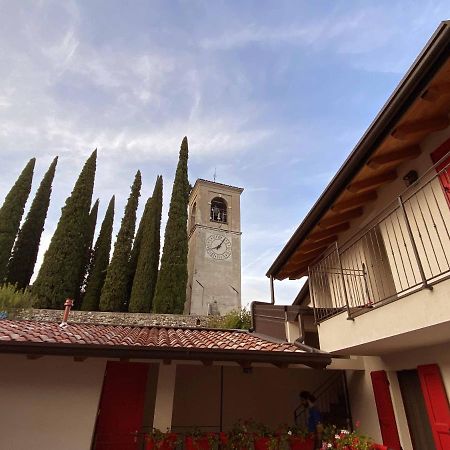 La Volpe Rossa Rooms And Apartments San Felice del Benaco Esterno foto