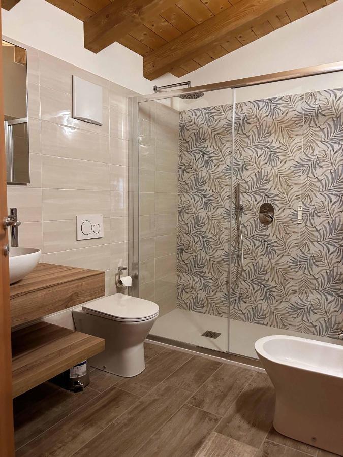 La Volpe Rossa Rooms And Apartments San Felice del Benaco Esterno foto