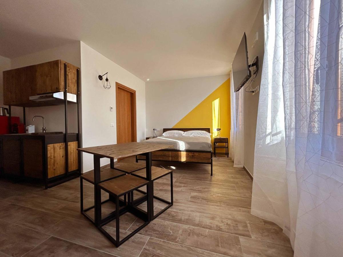 La Volpe Rossa Rooms And Apartments San Felice del Benaco Esterno foto