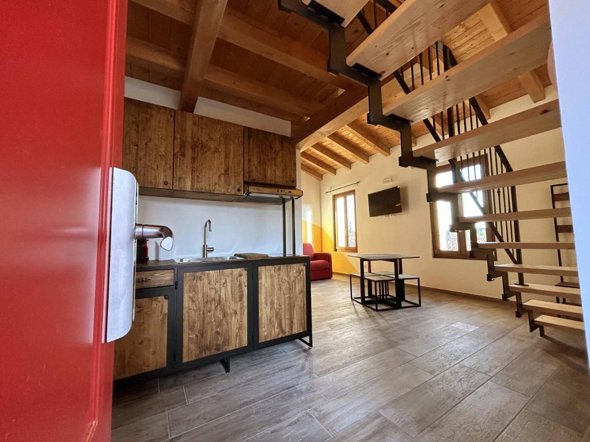 La Volpe Rossa Rooms And Apartments San Felice del Benaco Esterno foto