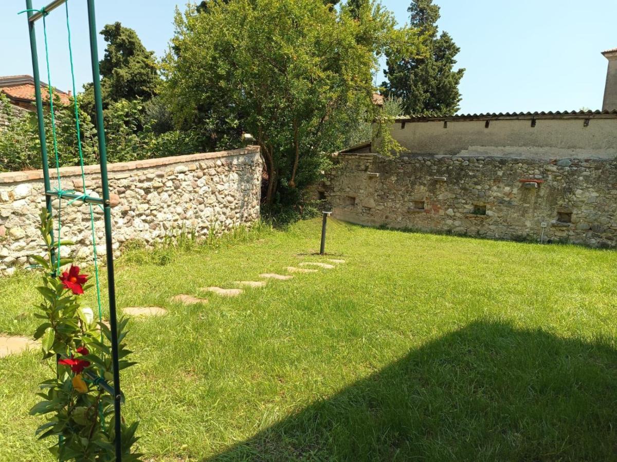 La Volpe Rossa Rooms And Apartments San Felice del Benaco Esterno foto