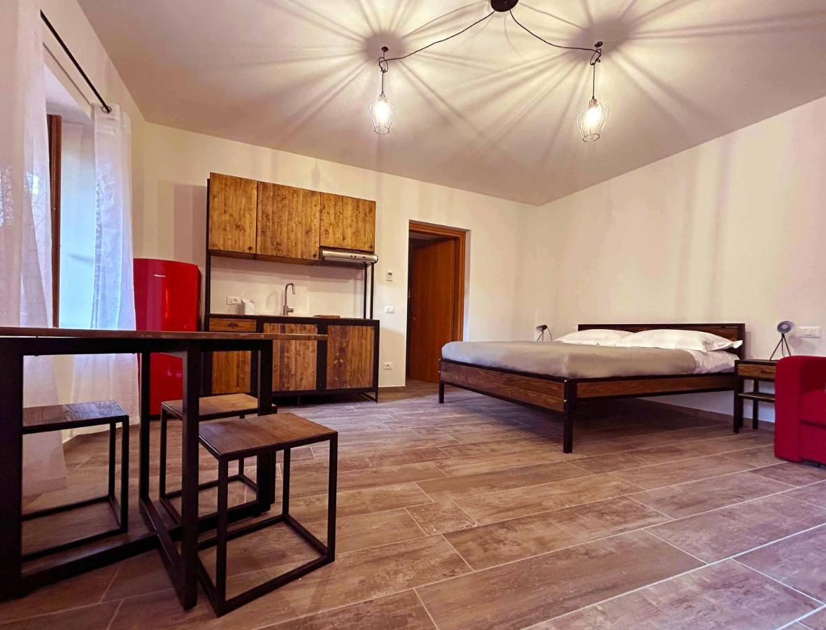 La Volpe Rossa Rooms And Apartments San Felice del Benaco Esterno foto