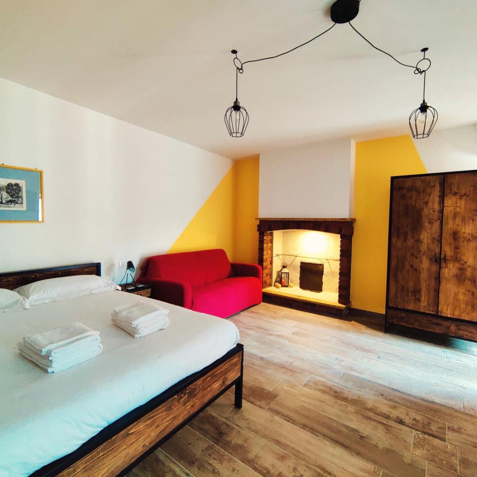 La Volpe Rossa Rooms And Apartments San Felice del Benaco Esterno foto