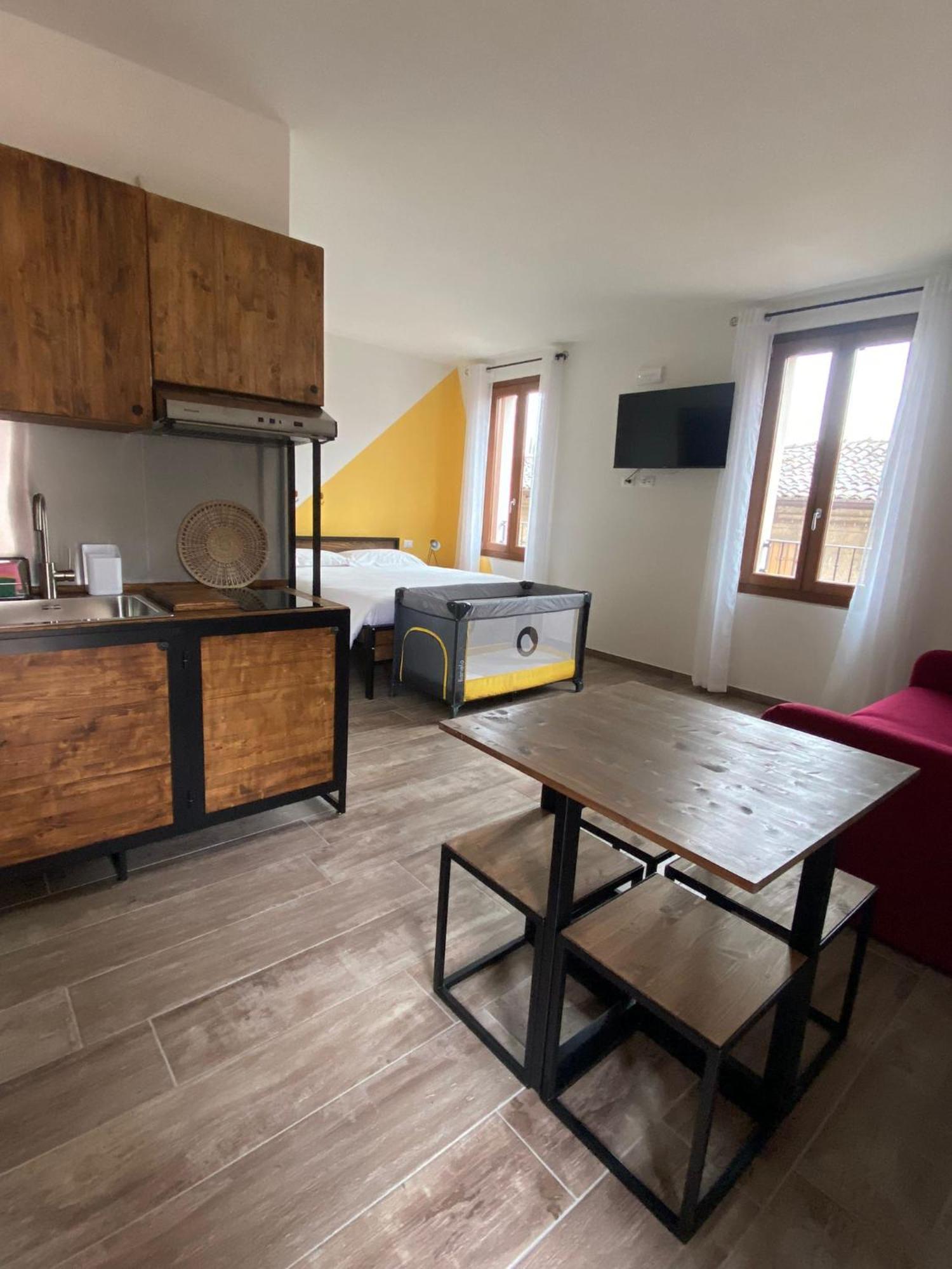 La Volpe Rossa Rooms And Apartments San Felice del Benaco Esterno foto