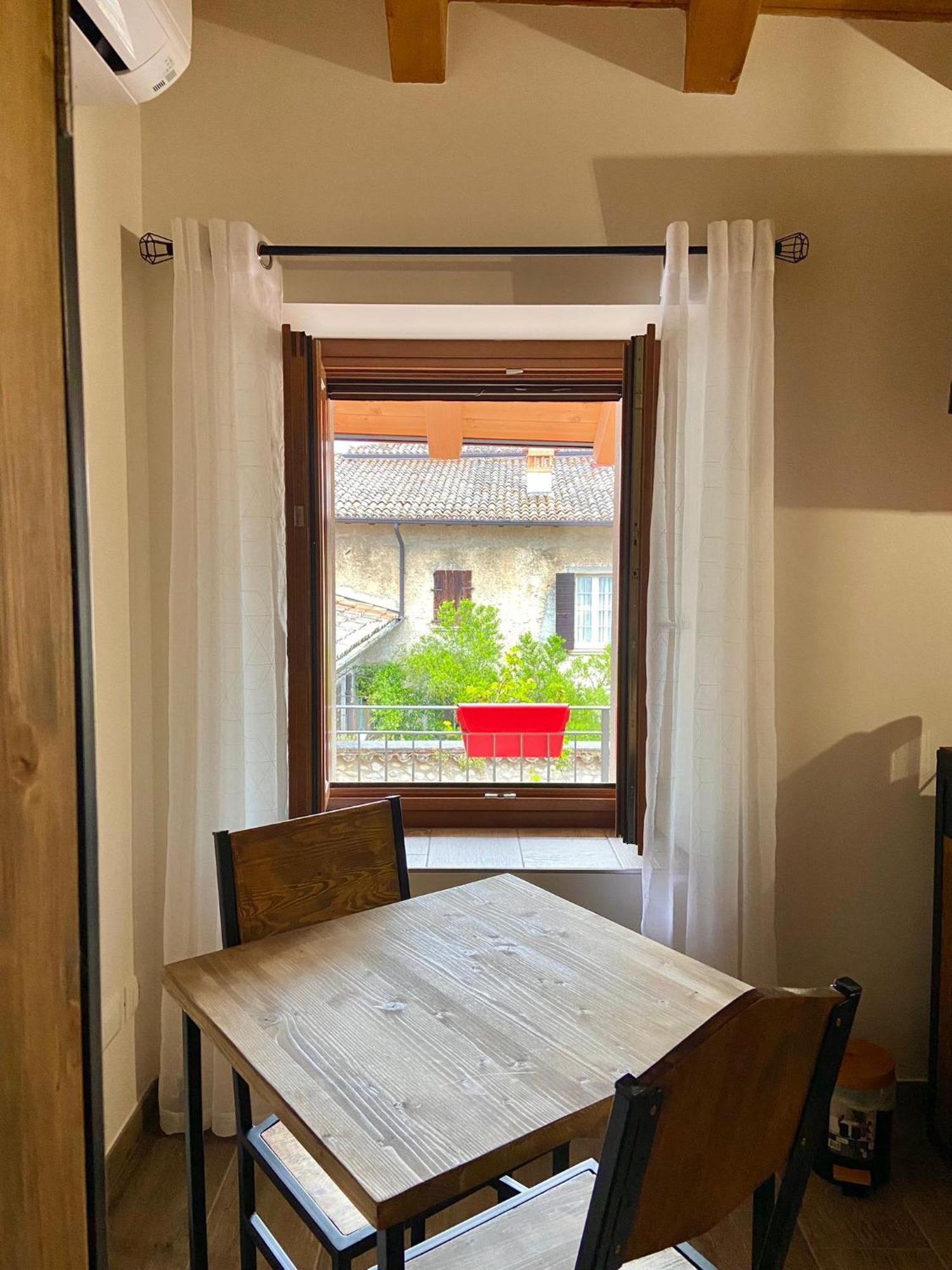 La Volpe Rossa Rooms And Apartments San Felice del Benaco Esterno foto