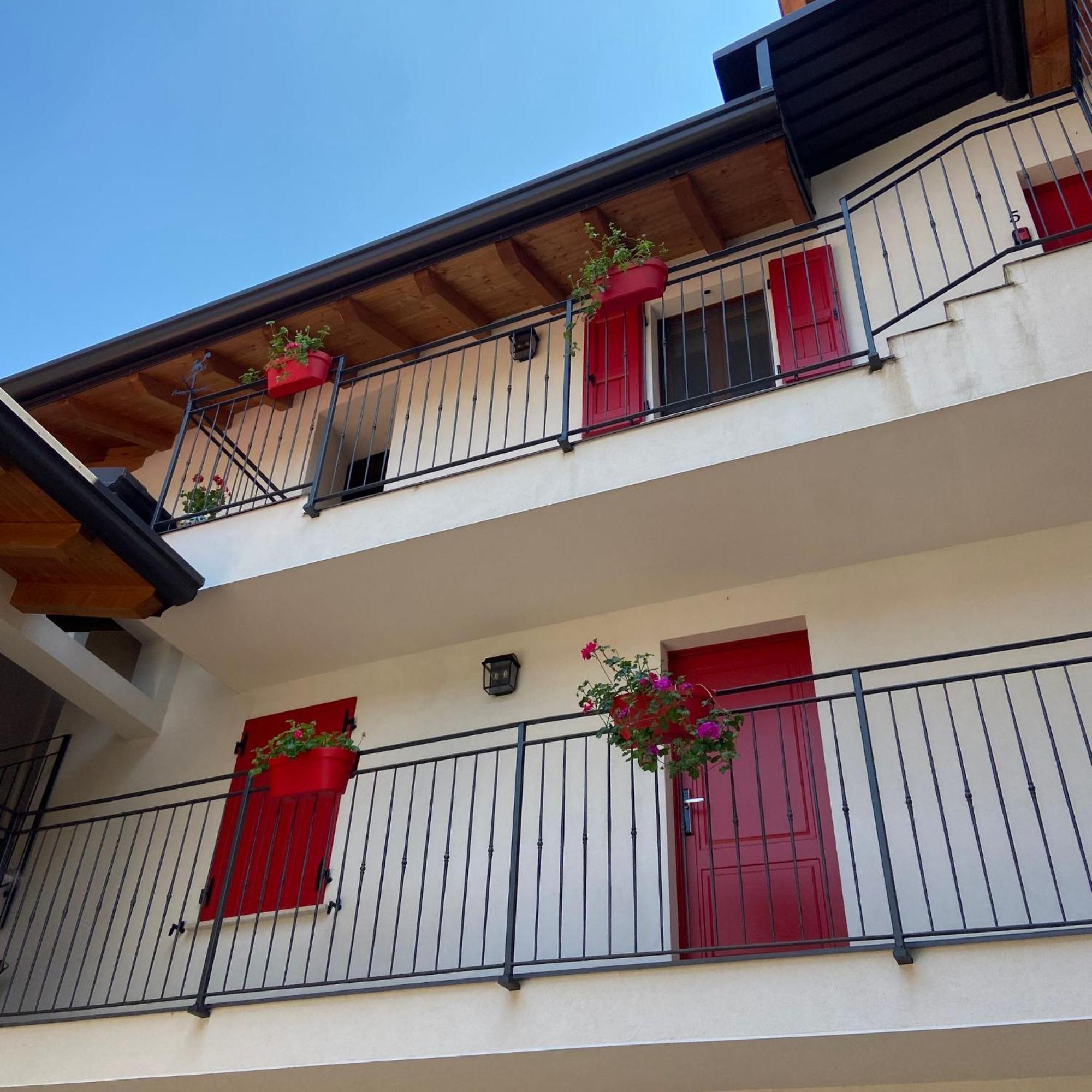 La Volpe Rossa Rooms And Apartments San Felice del Benaco Esterno foto