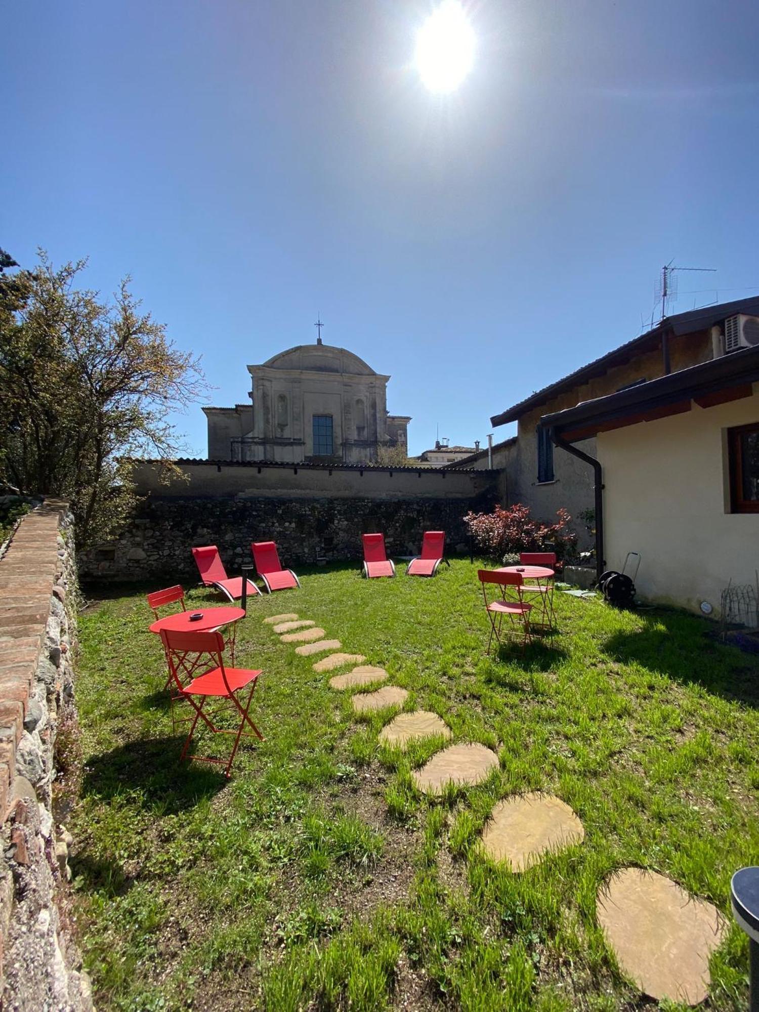 La Volpe Rossa Rooms And Apartments San Felice del Benaco Esterno foto